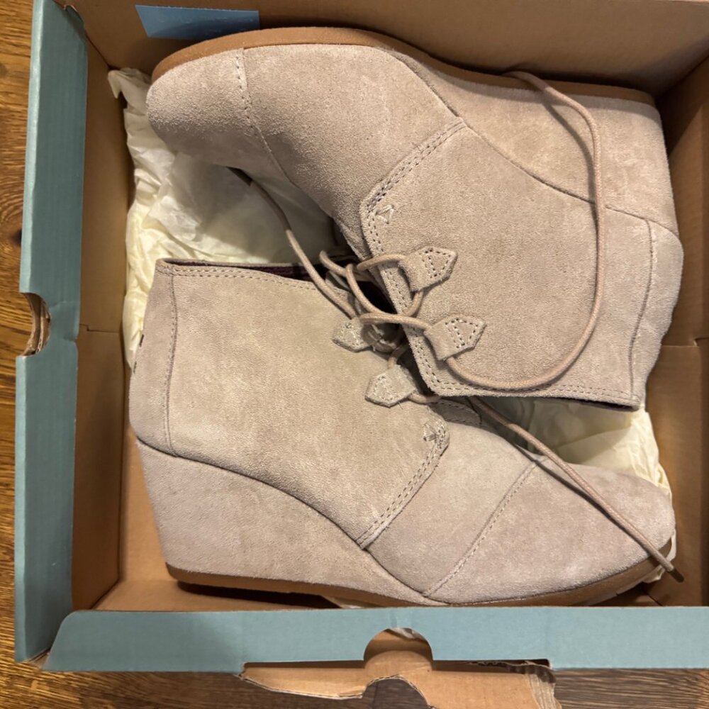 NWT TOMS Kala Suede Wedge Bootie Size 10 Desert Taupe